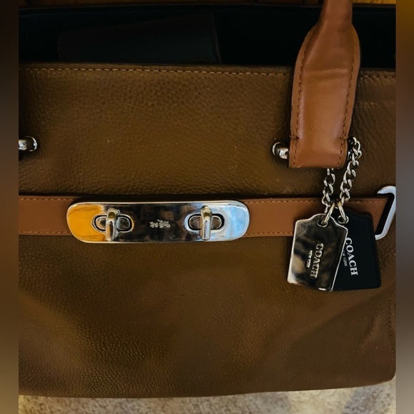 COACH SWAGGER CARRYALL IN COLORBLOCK PEBBLE LEATHER - Picture 2 of 9